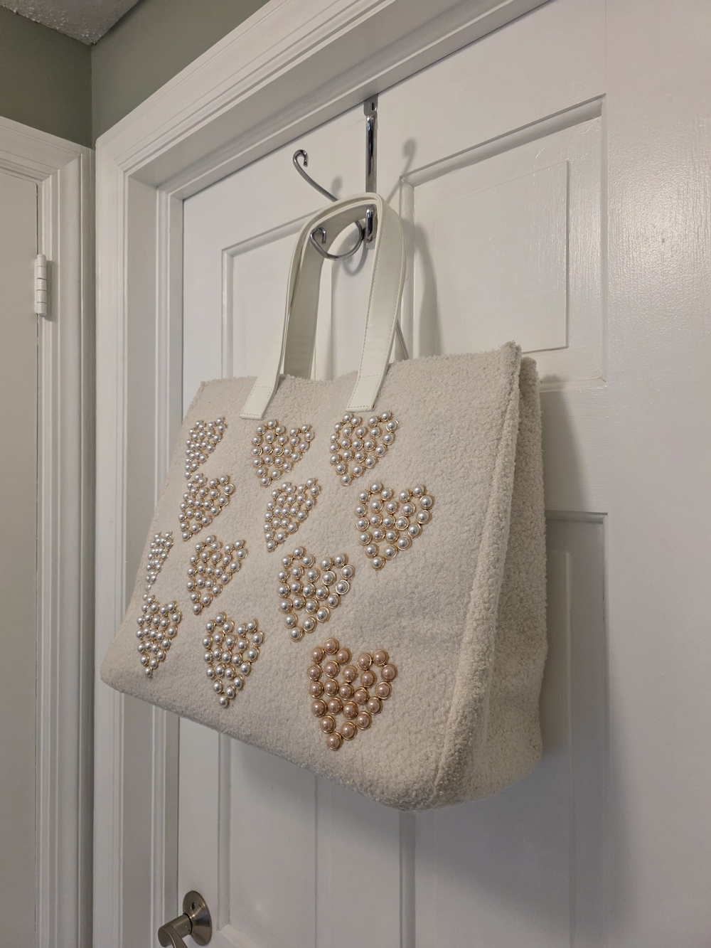 BTB Los Angeles Cream Heart-Pearl Large Tote Bag, Plush Sherpa Material - Picture 3 of 14